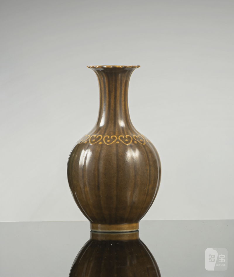 A BROWN-GLAZED AND LOBED ‘RUYI’ VASE